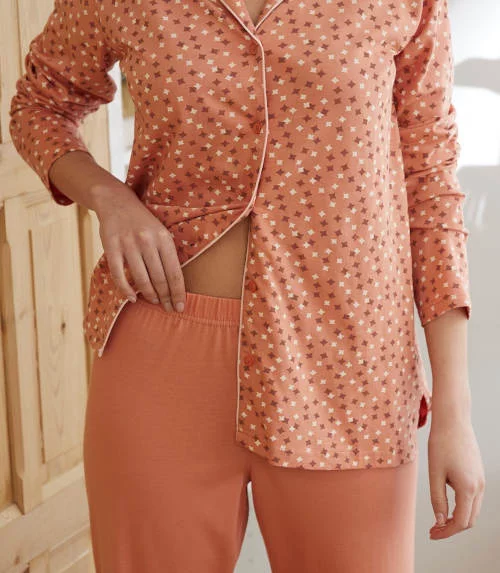 Талията на панталоните за пижама е с удобен широк ластик